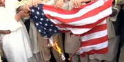 ANTI-AMERICANISME - Drapeau américain brûlé par des manifestants musulmans