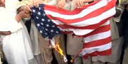 ANTI-AMERICANISME - Drapeau américain brûlé par des manifestants musulmans